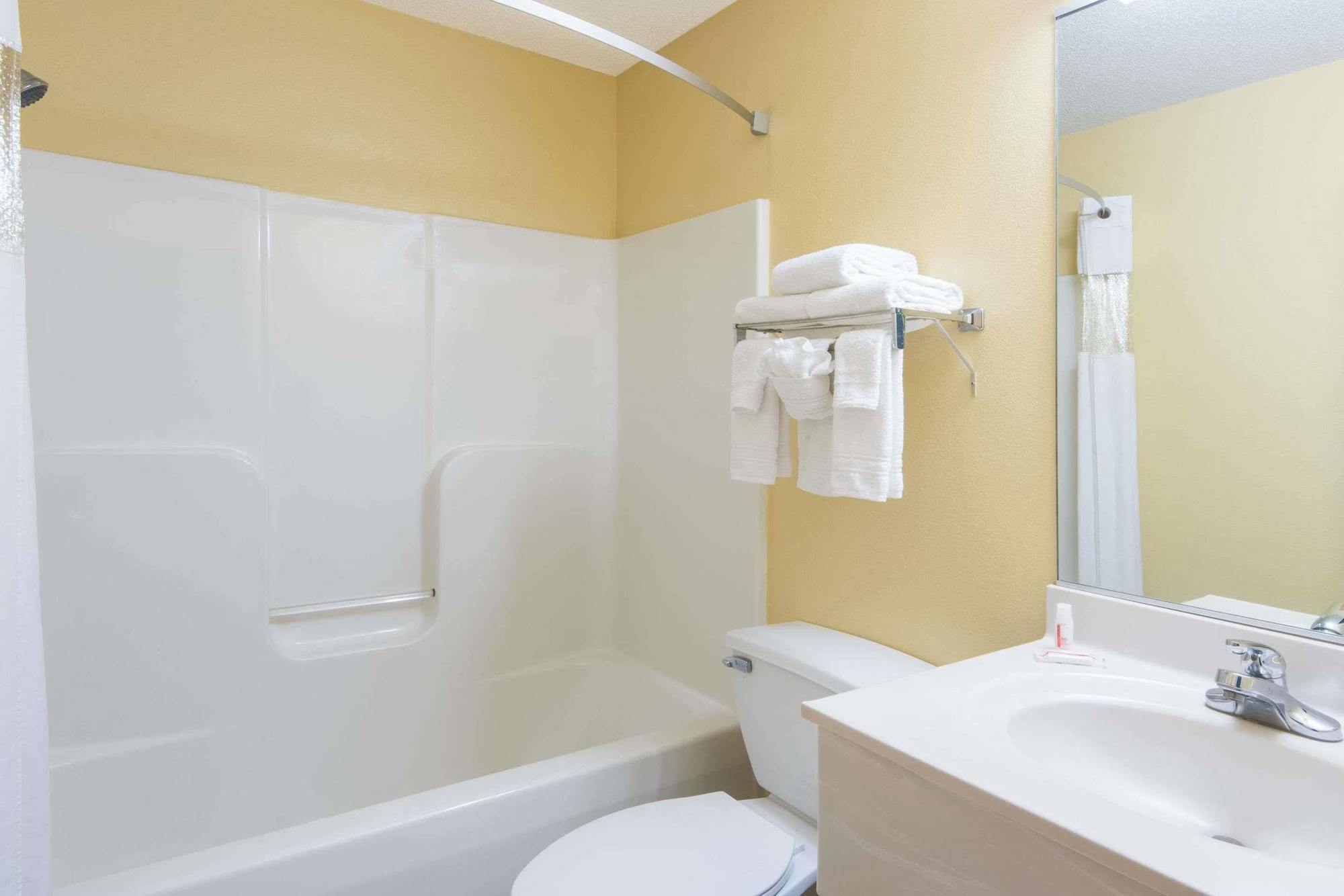 Super 8 By Wyndham Medina Hotel Luaran gambar